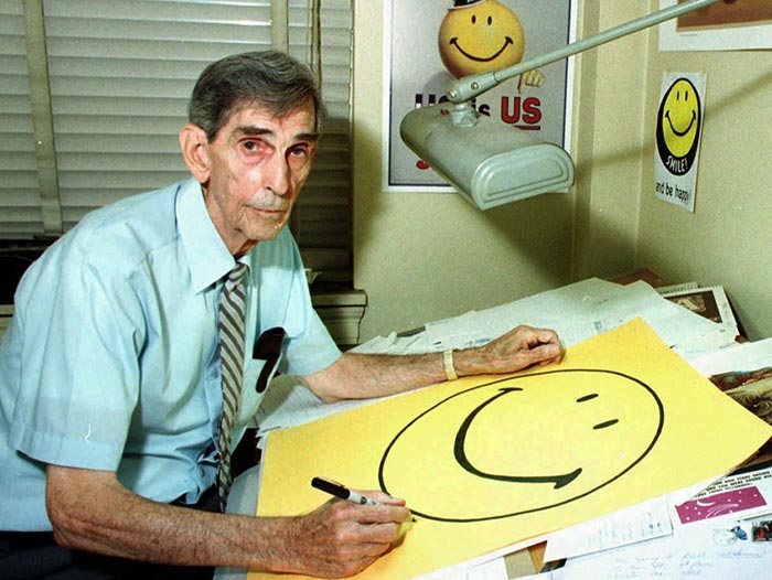 Harvey Ball desenând faimoasa ”Smiley Face” - Sursă imagine: Cloudfront.net