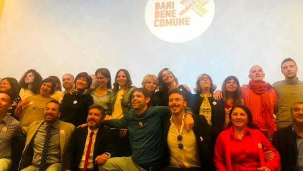 Ligia și Daniel Tomescu alături de ceilalți candidați pe lista Bari Bene Comune. Foto Bari Today