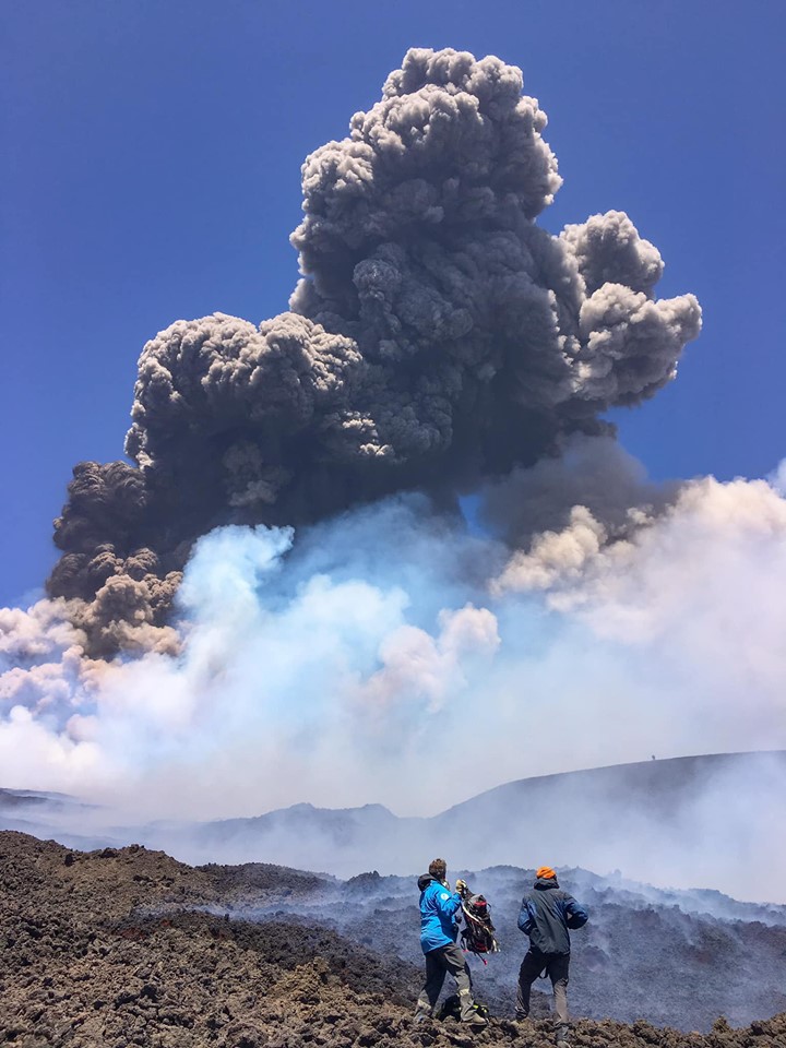 Italia Vulcanul Etna A Erupt Din Nou Mii De Turiști Se Aflau In