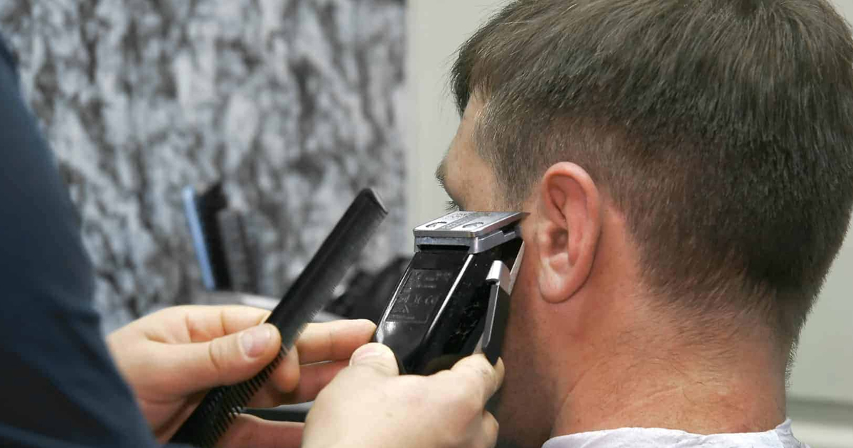 машинка для стрижки. мужская стрижка машинкой в домашних. мужские стрижки машинкой для начинающих. видеоурок стрижки модельная. мужская стрижка канадка сзади.