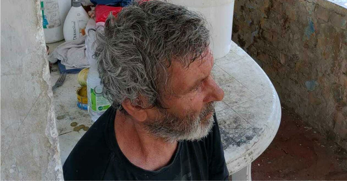 Vasile, il disabile rumeno dall’Italia che vive in una casetta in balia degli italiani