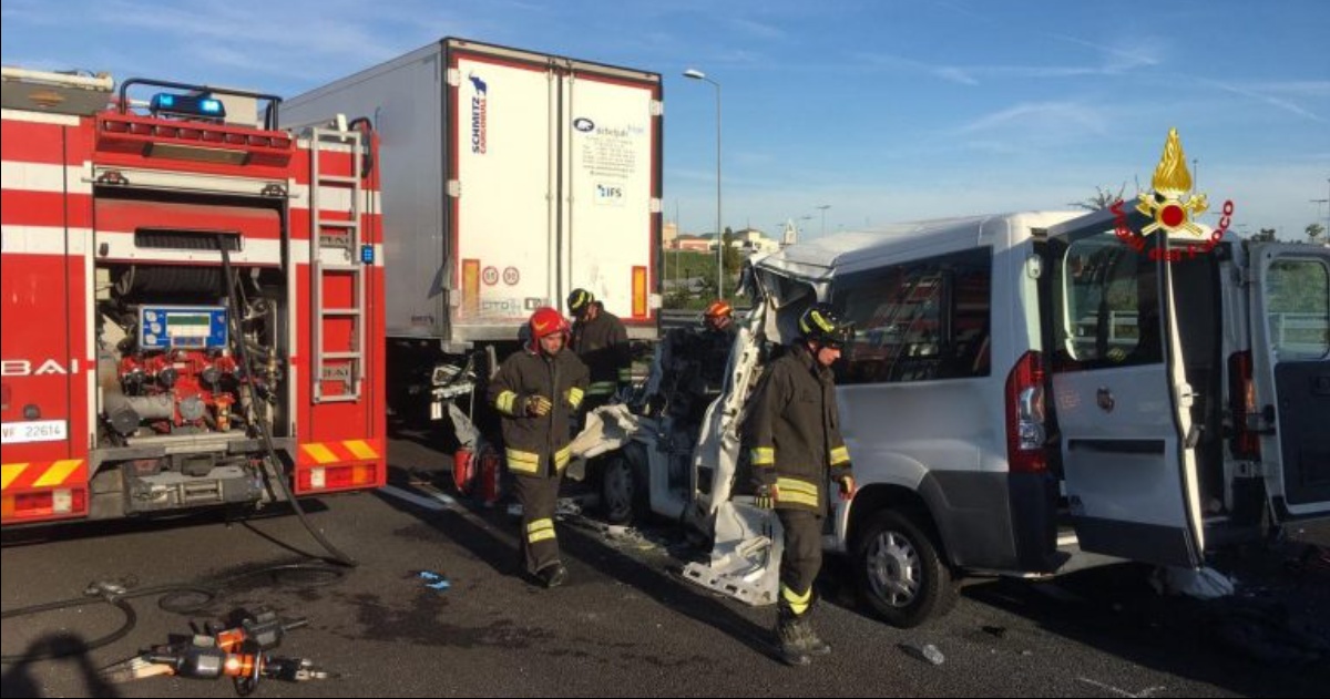 Grave incidente in Italia, almeno 6 morti dopo che un minibus ha investito un camion in autostrada