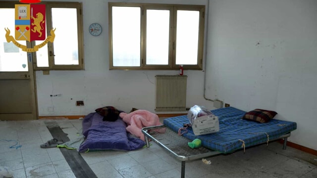 I giacigli in cui venivano offerti dormire i lavoratori immigrati