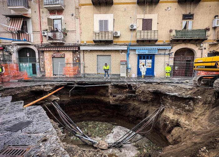Maltempo: nella notte voragine a Napoli, stop ad acqua e gas
