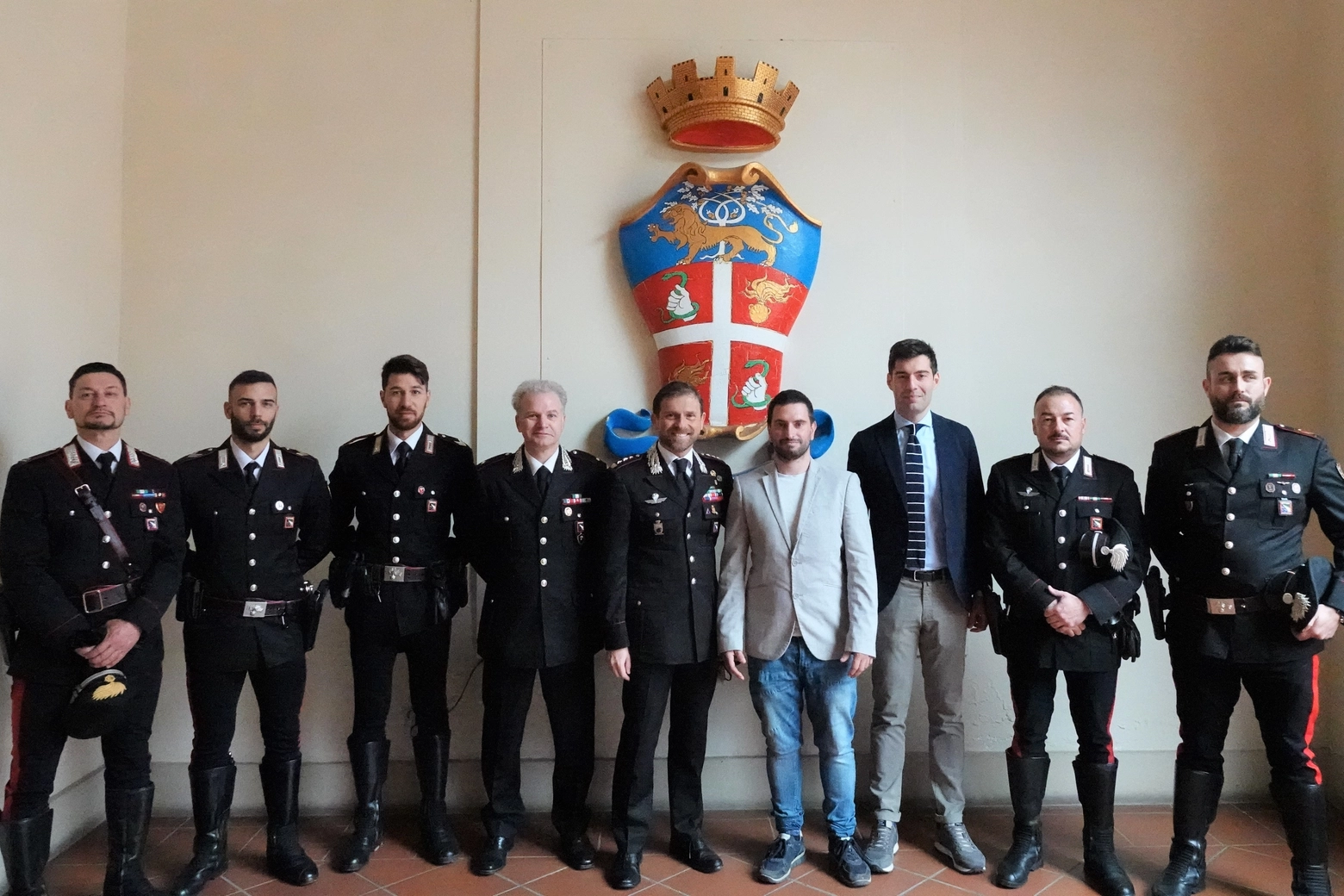 andrea-pasini-assieme-al-colonnello-rodolfo-santovito-e-ai-carabinieri