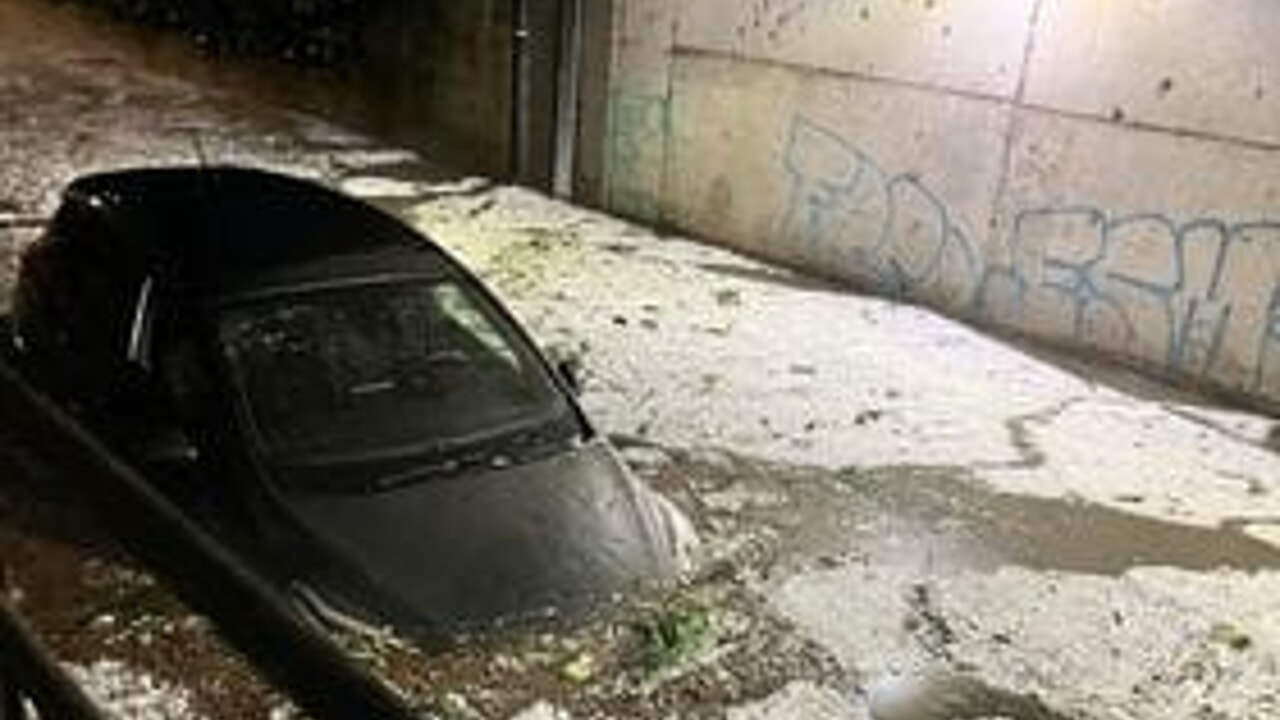 Auto bloccata grandine Melzo - foto Stefania Lapi
