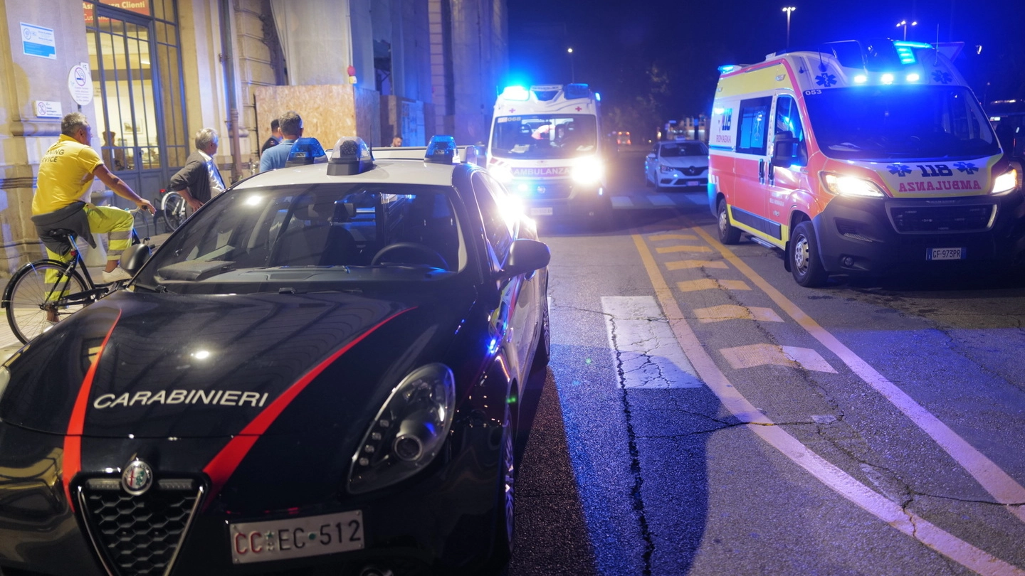carabinieri-e-ambulanza-nel-piazzale-davanti-la-stazione-ferroviaria-di-forli