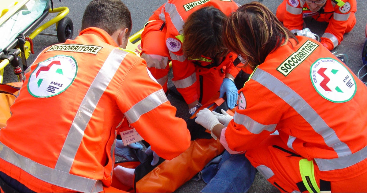Rumeno morto tra le braccia della moglie in Italia.  È crollato a terra in attesa del treno