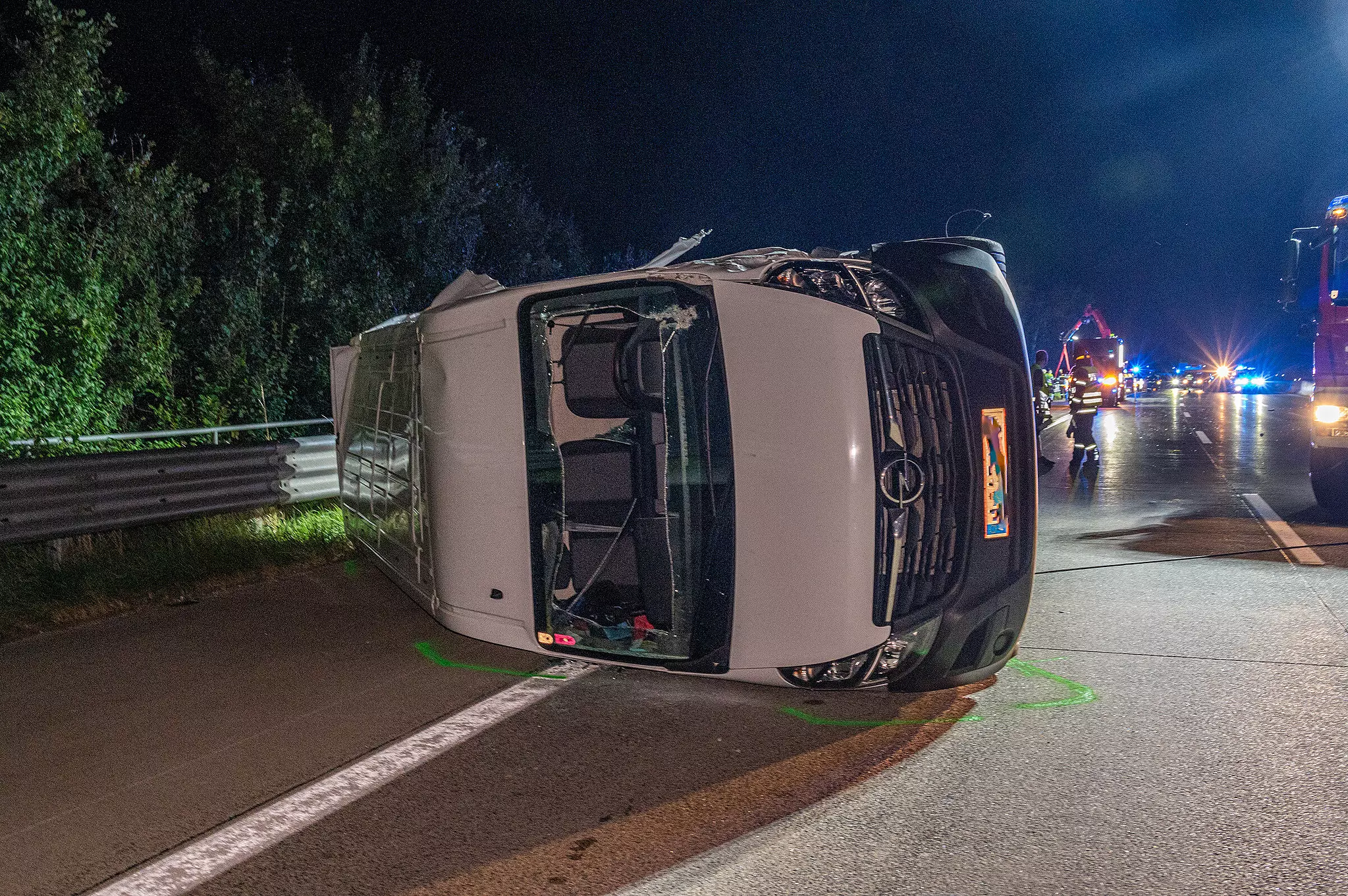 2901261_schwerer-verkehrsunfall-auf-der-westautobahn-fordert-8-verletzte-personen_standalone-2048w_1AUrWz_sNi96m