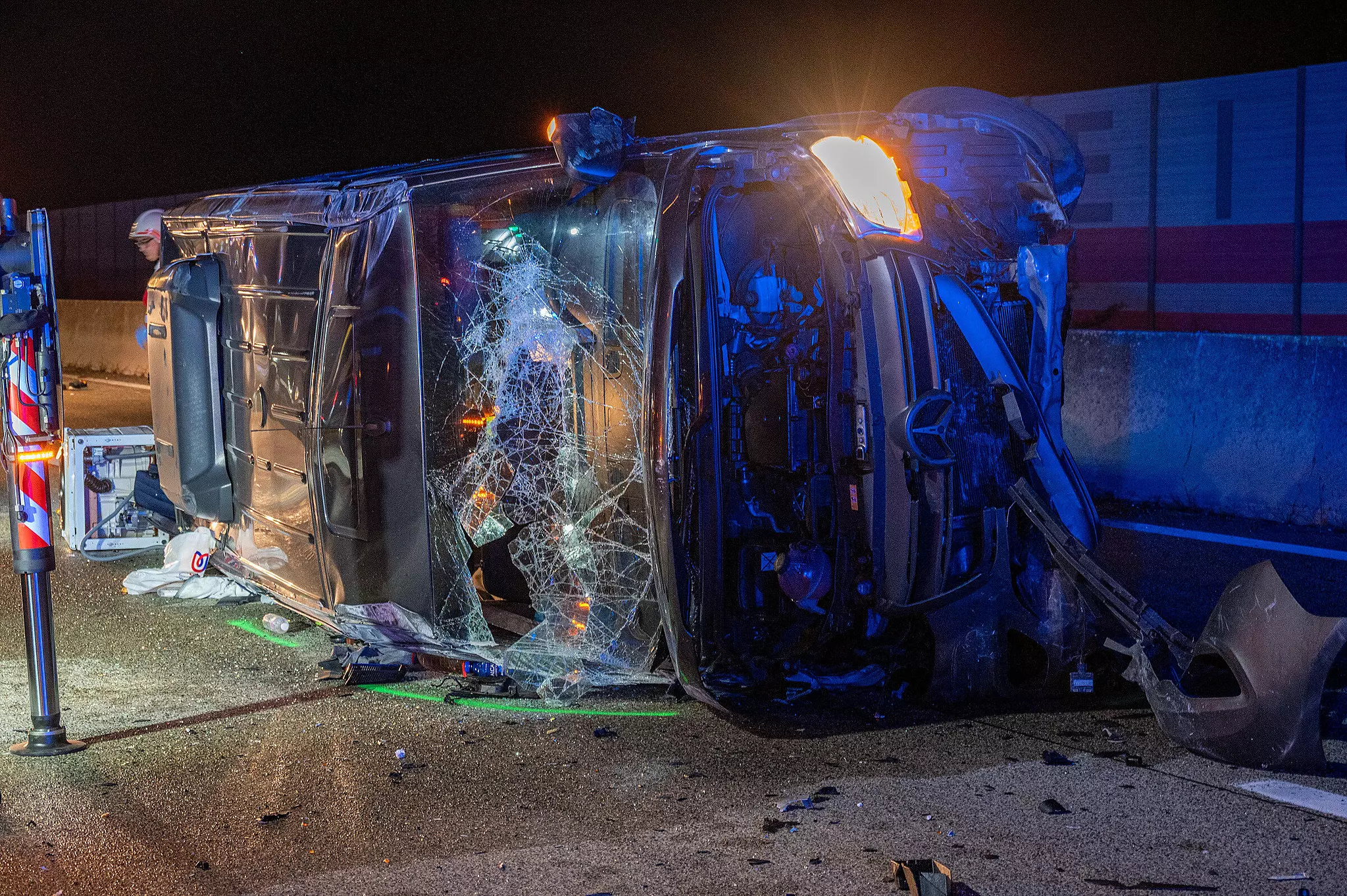 2901282_schwerer-verkehrsunfall-auf-der-westautobahn-fordert-8-verletzte-personen_standalone-2048w_1AUrWQ_VyUVpI (1)