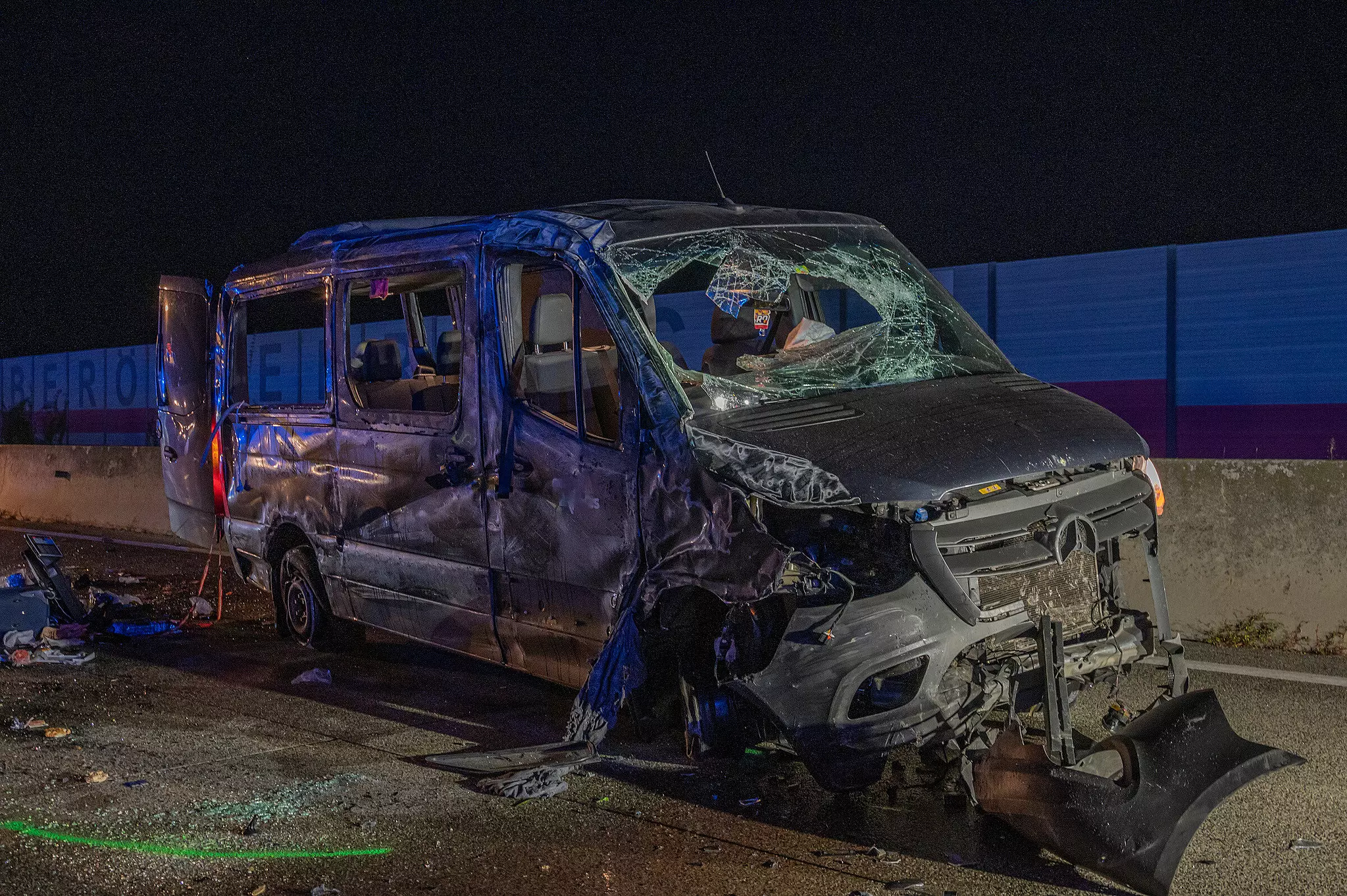 2901285_schwerer-verkehrsunfall-auf-der-westautobahn-fordert-8-verletzte-personen_standalone-2048w_1AUrWN_SQ5zGn