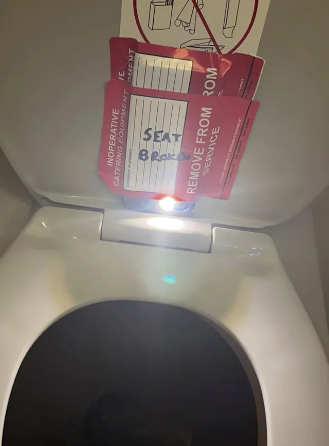 231201-american-airlines-iphone-toilet-mn-1320-7858e2 231201-american-airlines-iphone-toilet-mn-1320-7858e2