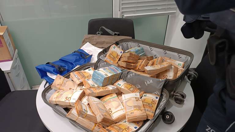 33671365-455-000-euro-bargeld-flughafen-muenchen-2X70 33671365-455-000-euro-bargeld-flughafen-muenchen-2X70