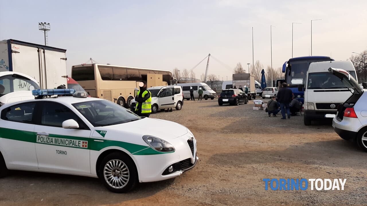 Torino controlli polizia locale autobus corso Ferrara ottobre 2022 1-2