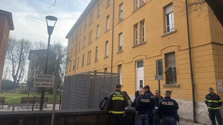 la-palazzina-in-cui-e-stato-rinvenuto-il-cadavere-della-donna la-palazzina-in-cui-e-stato-rinvenuto-il-cadavere-della-donna