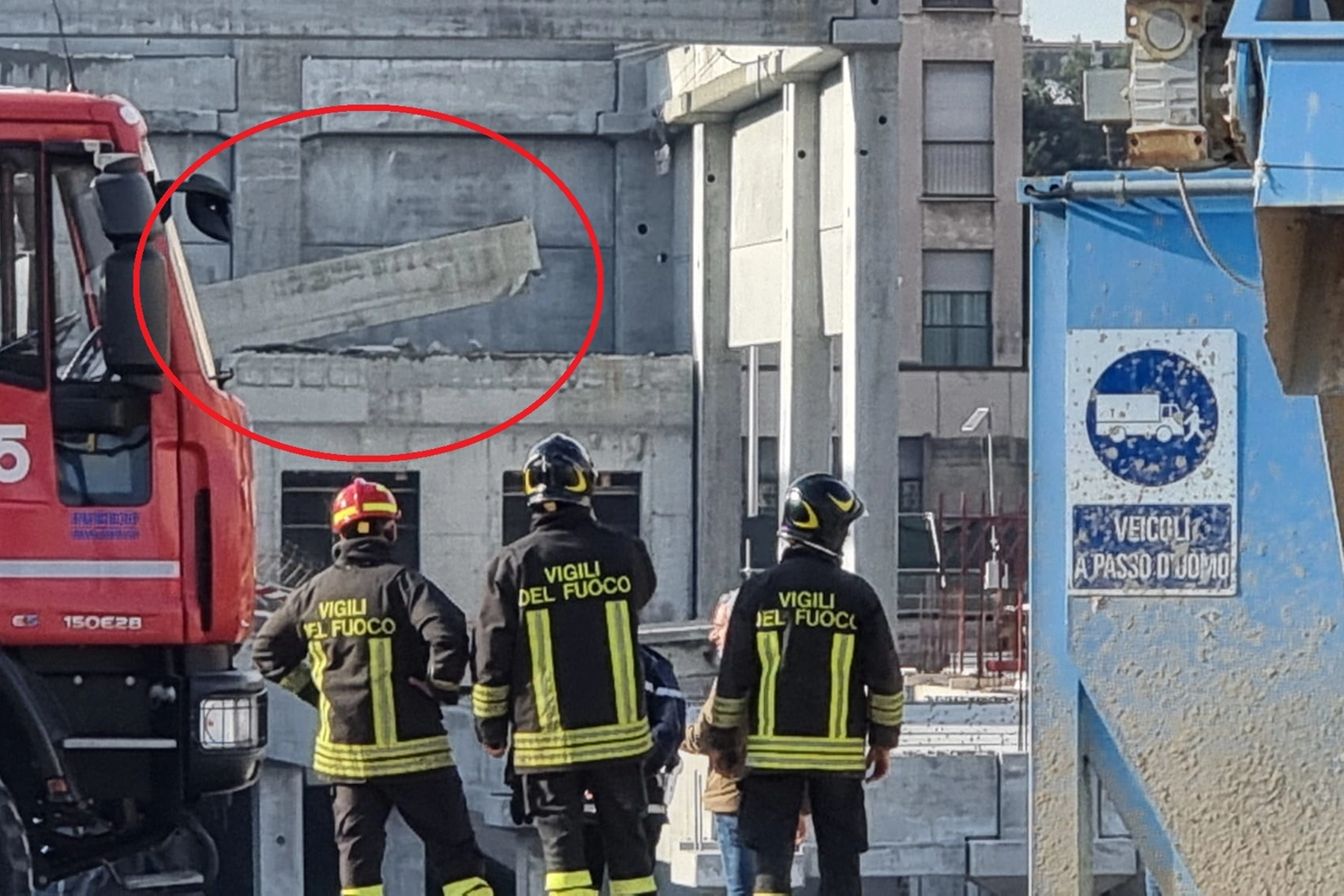 la-trave-di-cemento-crollata-nel-cantiere la-trave-di-cemento-crollata-nel-cantiere