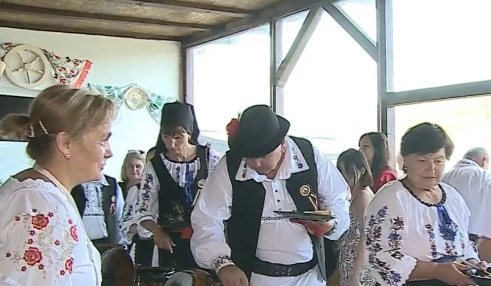 au-parasit-italia-si-s-au-mutat-intr-un-sat-din-mures-povestea-sotilor-care-au-deschis-o-afacere-de-succes-cu-mancare-traditionala-921232 au-parasit-italia-si-s-au-mutat-intr-un-sat-din-mures-povestea-sotilor-care-au-deschis-o-afacere-de-succes-cu-mancare-traditionala-921232