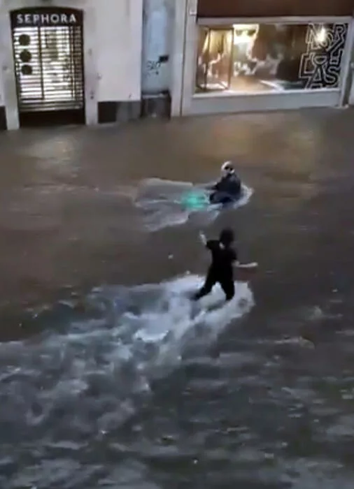 ++ Pioggia a Catania, strada come fiume, moto trascinata via ++ ++ Pioggia a Catania, strada come fiume, moto trascinata via ++