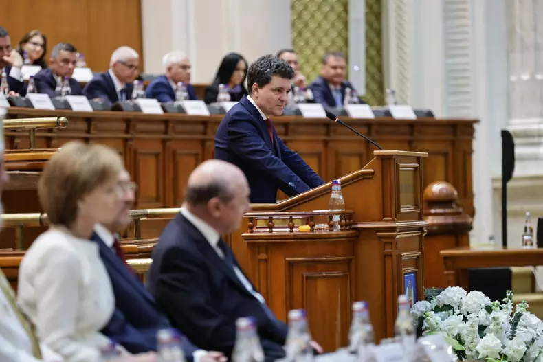 nicusor-dan-depunere-juramant--foto-vlad-chirea-2025-05-26-at-15-41-46-1 nicusor-dan-depunere-juramant--foto-vlad-chirea-2025-05-26-at-15-41-46-1